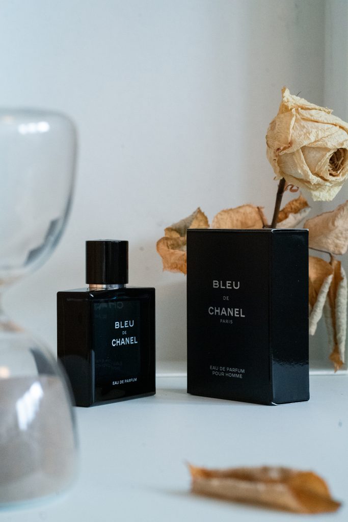 Produktfoto Chanel Bleu, verwelkte Rosen, Sanduhr